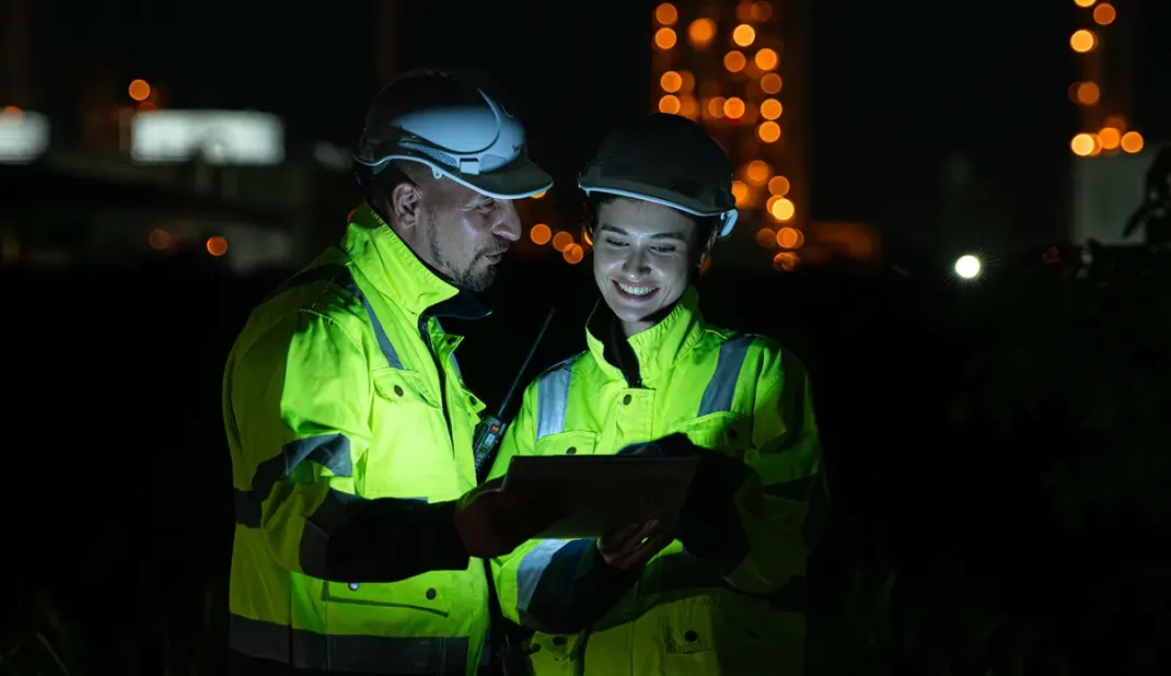 Two engineers in discussion 